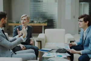 Personnes discutant de l'ouverture d'une franchise