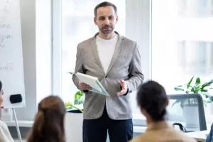 Manager dirigeant une réunion