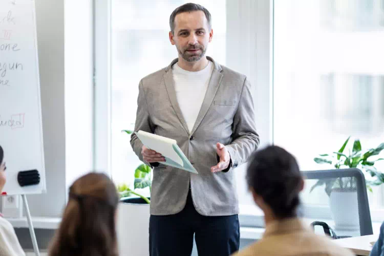 Manager dirigeant une réunion