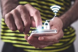 Personne utilisant le Wi-Fi