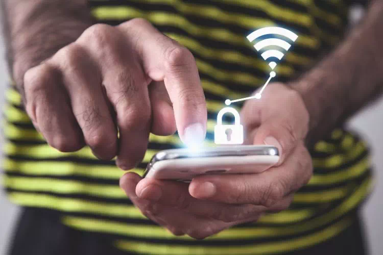Personne utilisant le Wi-Fi