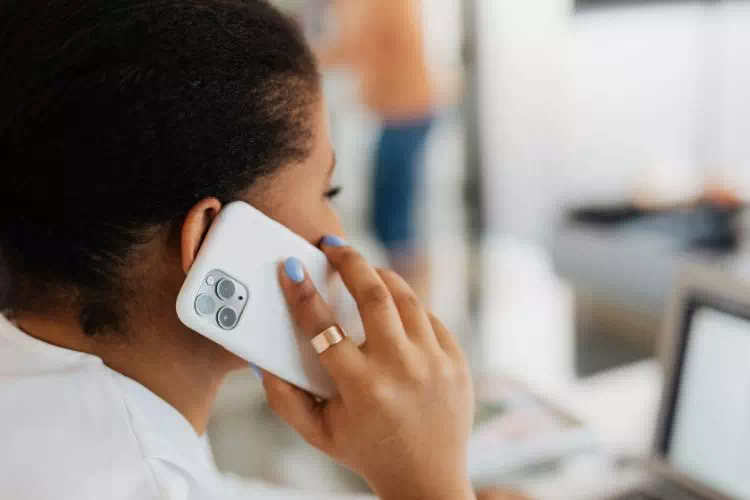 Femme au téléphone