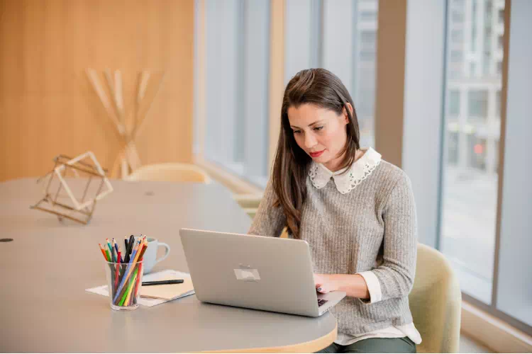 Personne consultant la réputation de sa société en ligne