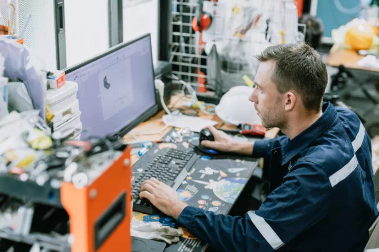 Personne qui digitalise un processus