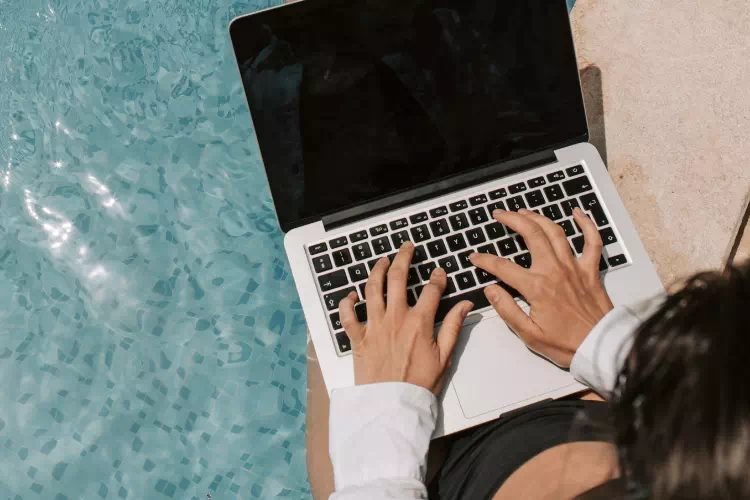 Personne qui supprime une application dans un MacBook