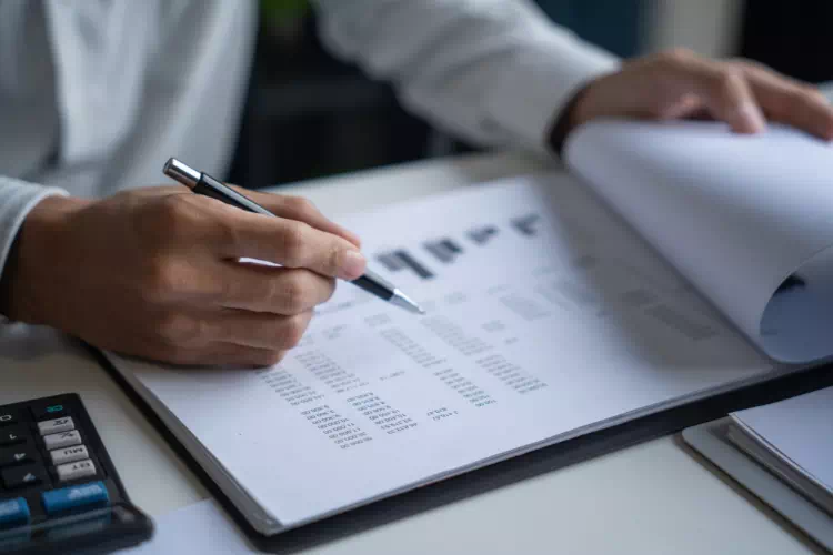 Personne travaillant dans un cabinet d'audit