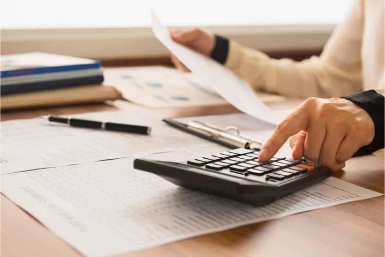 Personne en plein calcul