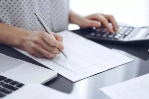 Personne vérifiant des comptes