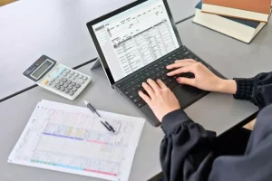 Femme remplissant des écritures comptable