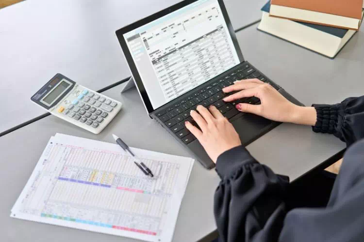 Femme remplissant des écritures comptable